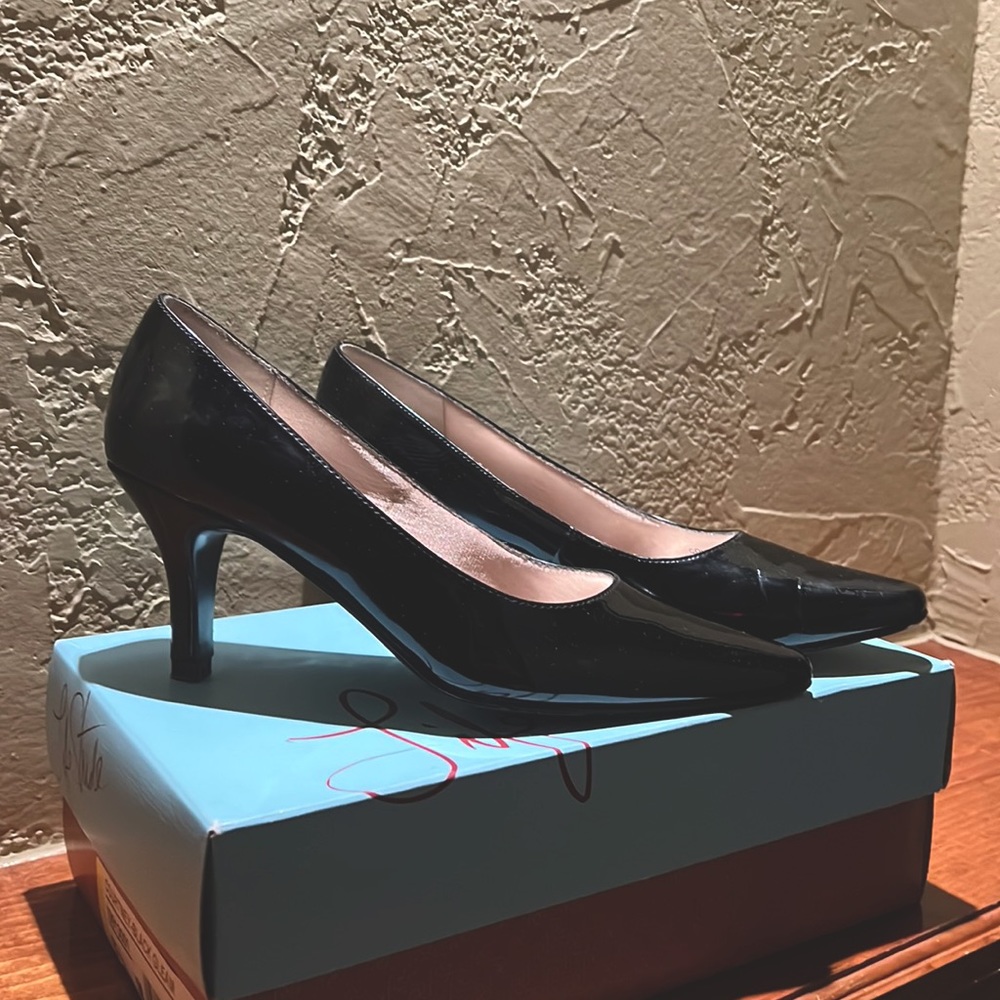 EUC BLACK HEELS 8.5 BLACK PATENT LEATHER STYLE HEELS LIFE STRIDE 8.5 HEELS
